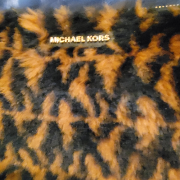 GUC MK FAUX FUR LARGE CLUTCH - Picture 2 of 9